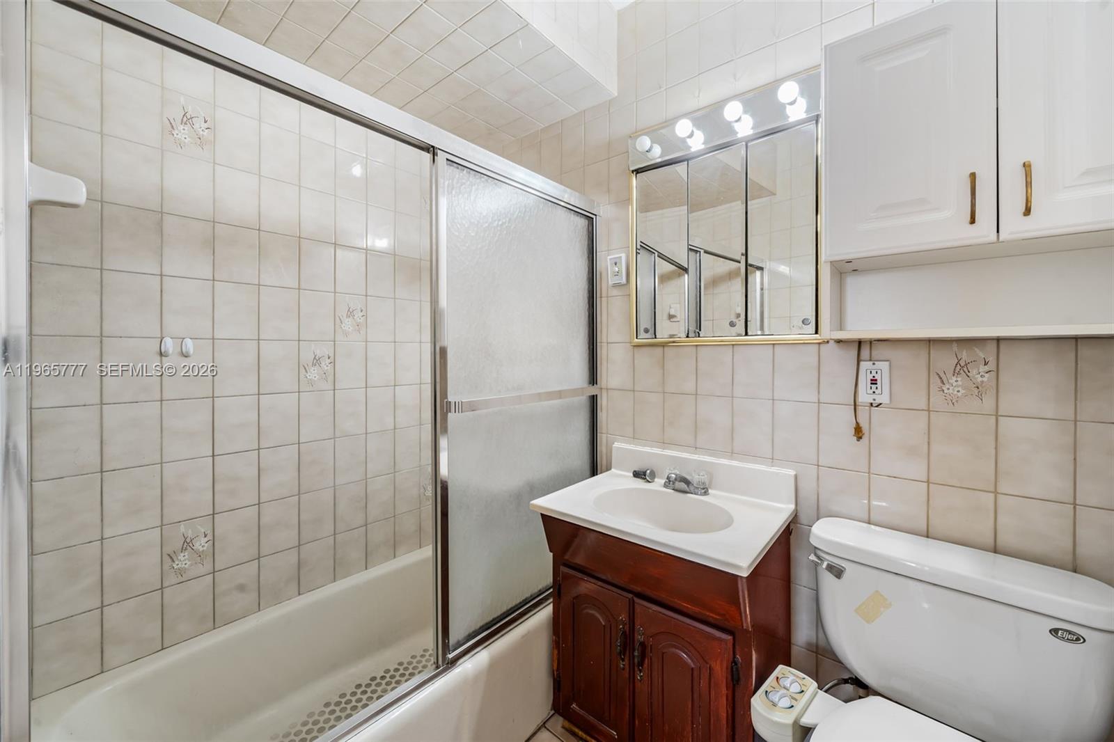 136 Cayman Dr Palm Springs, FL 33461