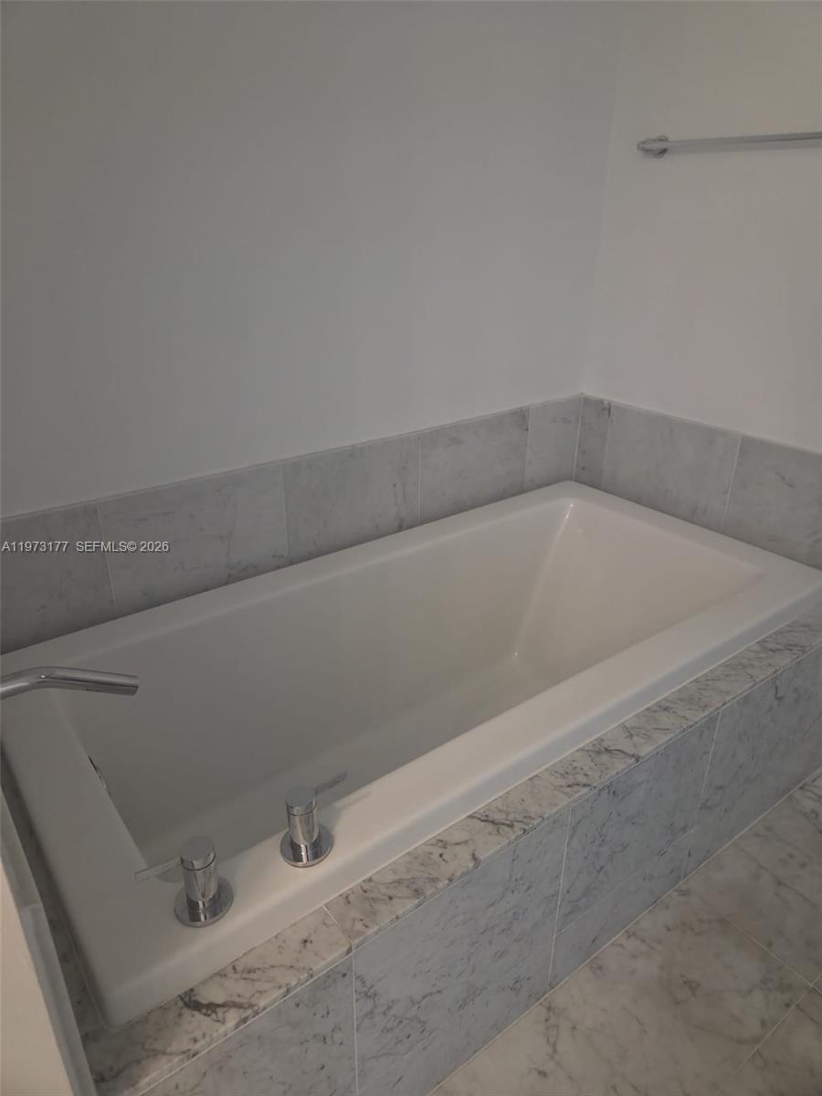 image Vizcayne North13