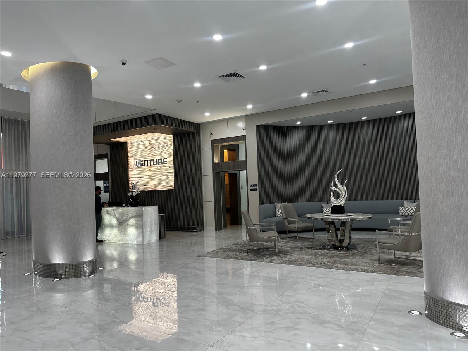 image The Venture at Aventura12