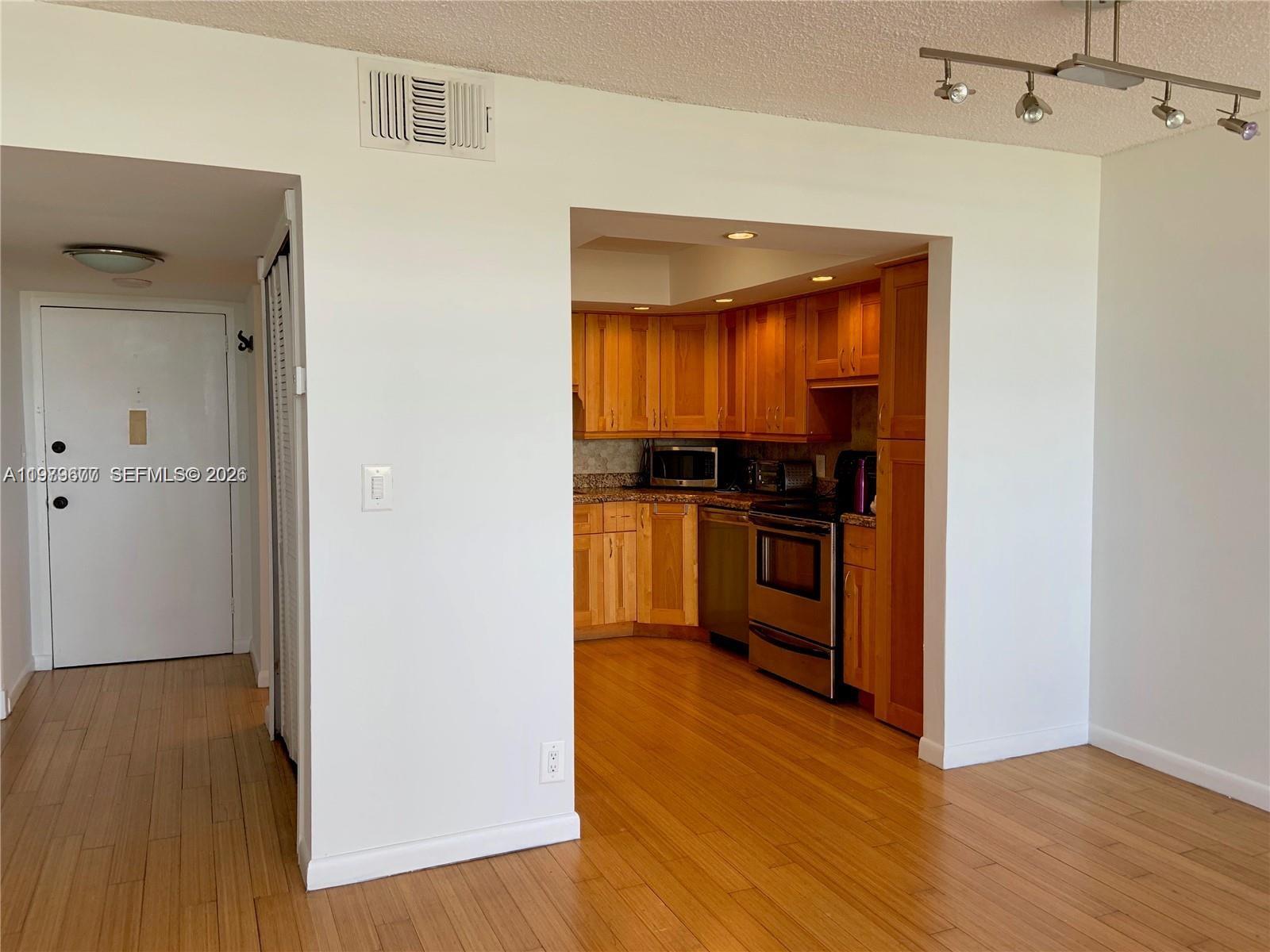 2025 NE 164th St #1015 North Miami Beach, FL 33162