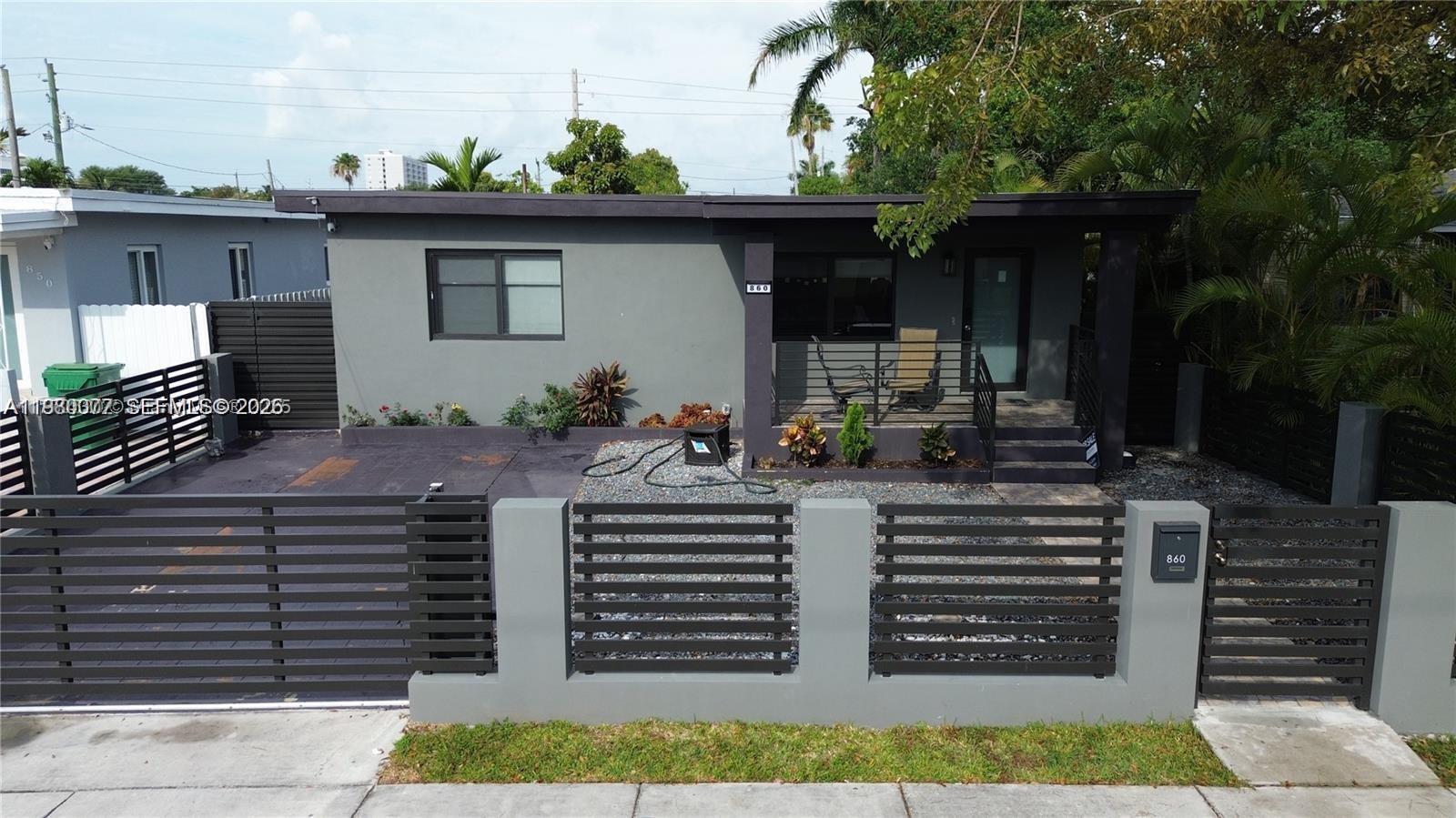 860 NW 18th Pl Miami, FL 33125