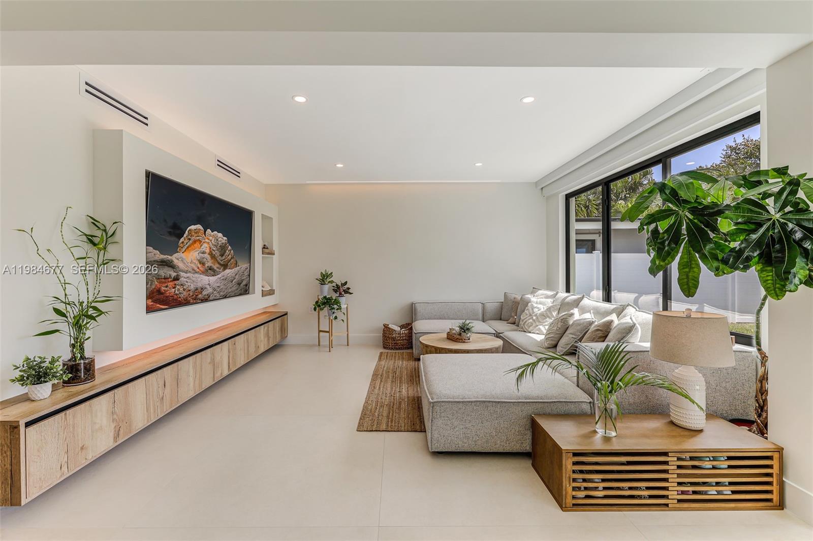 905 Fairway Dr Miami Beach, FL 33141