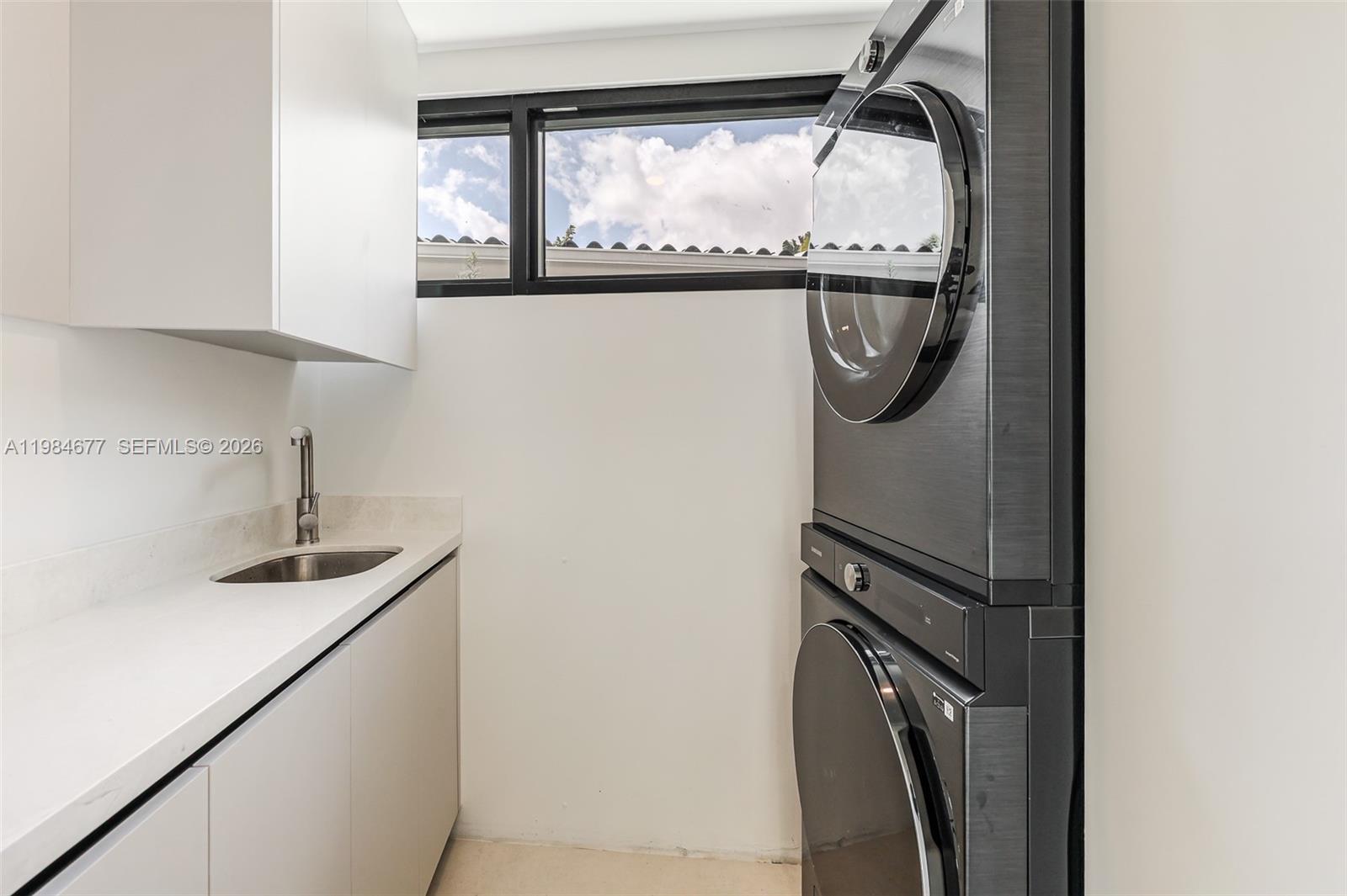 905 Fairway Dr Miami Beach, FL 33141