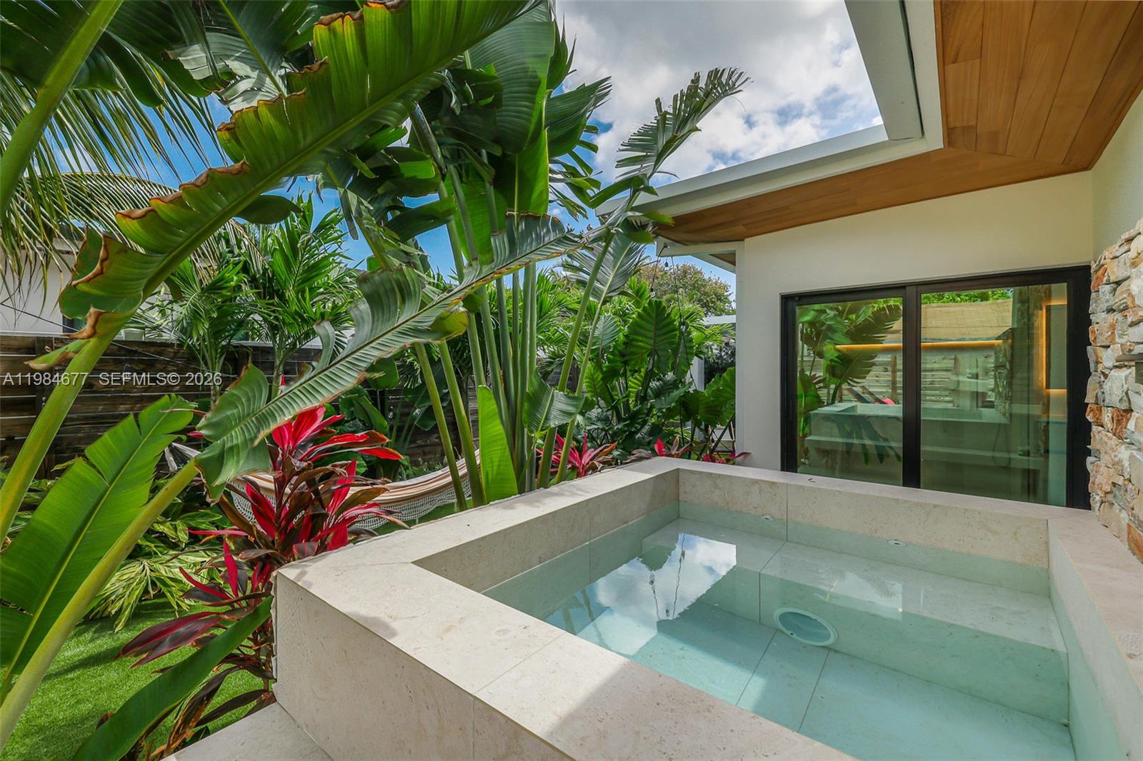 905 Fairway Dr Miami Beach, FL 33141