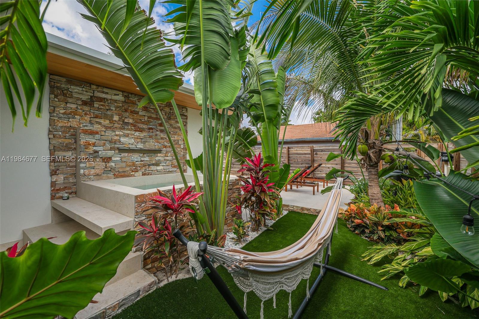 905 Fairway Dr Miami Beach, FL 33141