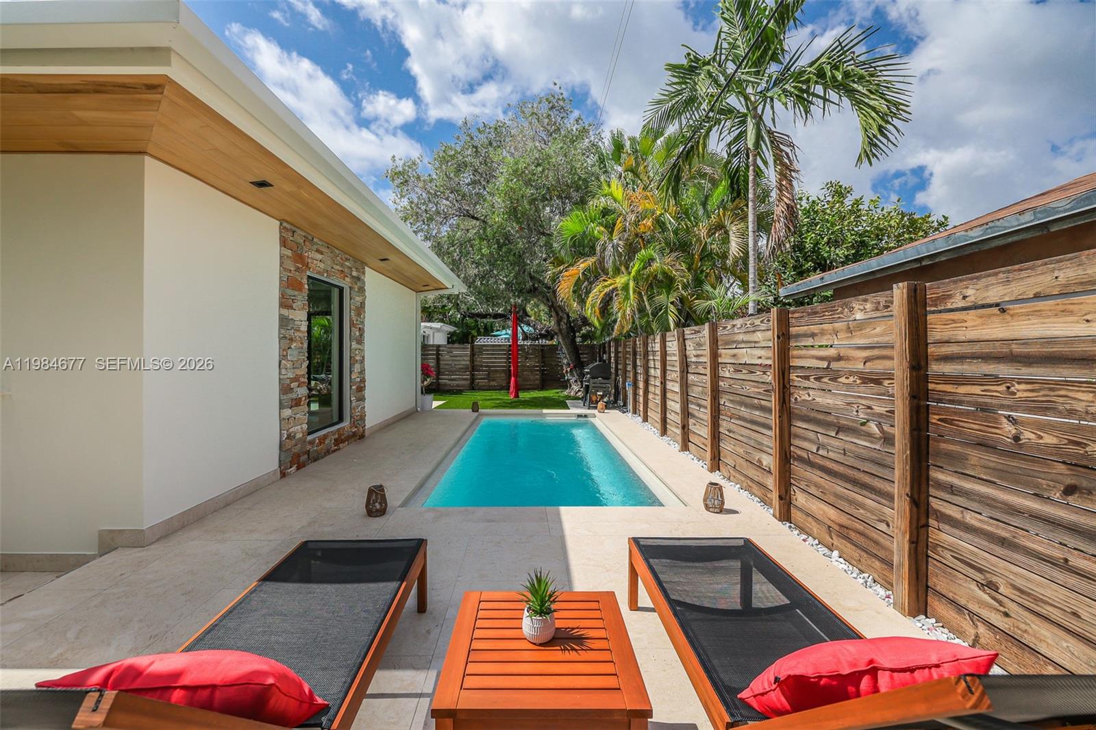 905 Fairway Dr Miami Beach, FL 33141