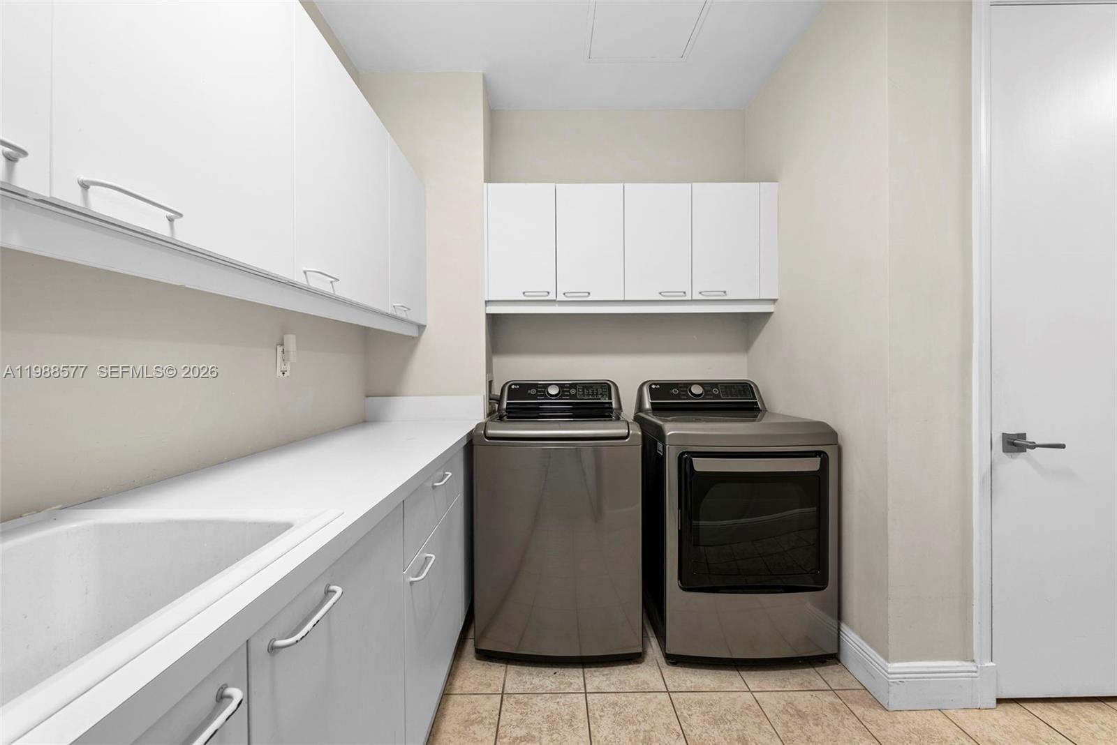 10 Edgewater Dr #Lanai South Coral Gables, FL 33133