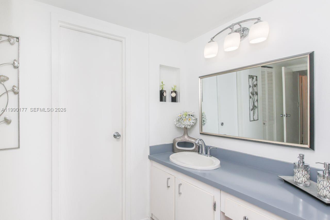 3675 N Country Clb Dr #401 Aventura, FL 33180