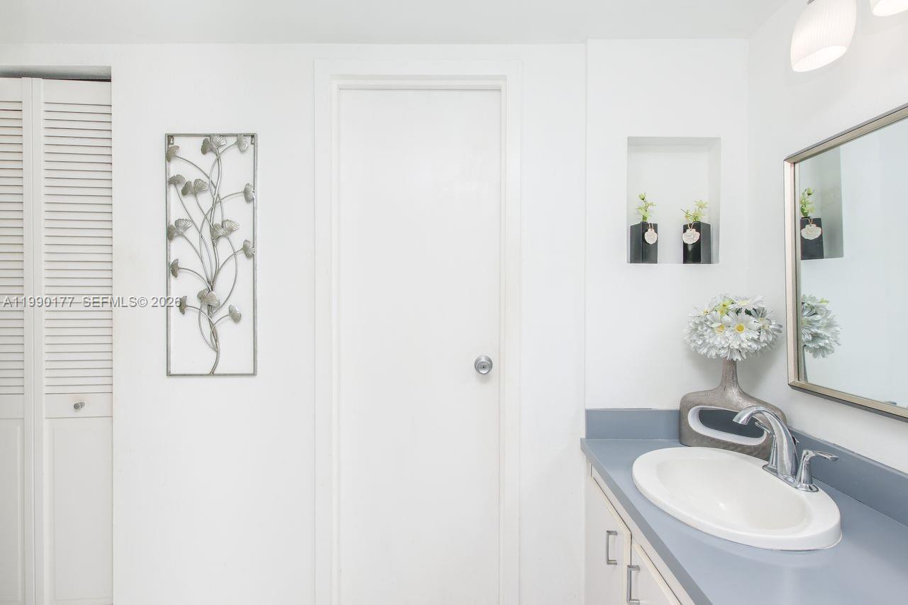 3675 N Country Clb Dr #401 Aventura, FL 33180