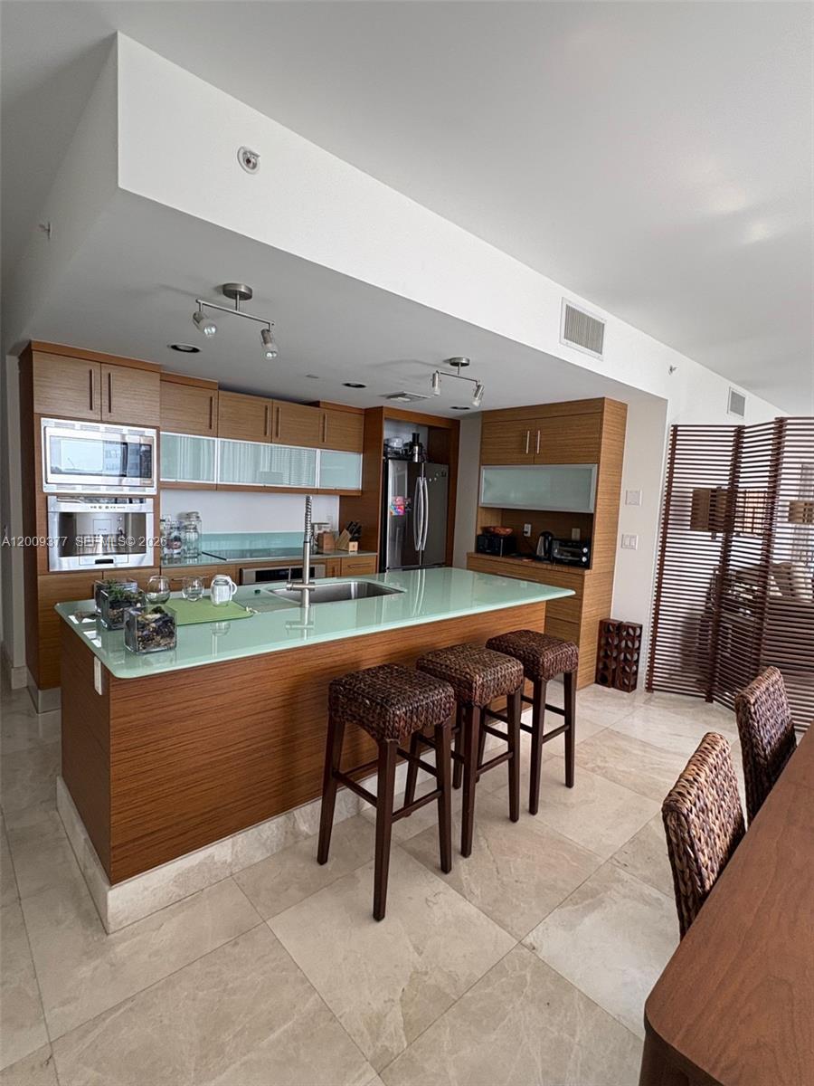 5875 Collins Ave #708 Miami Beach, FL 33140