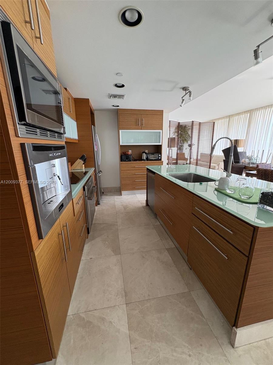 5875 Collins Ave #708 Miami Beach, FL 33140