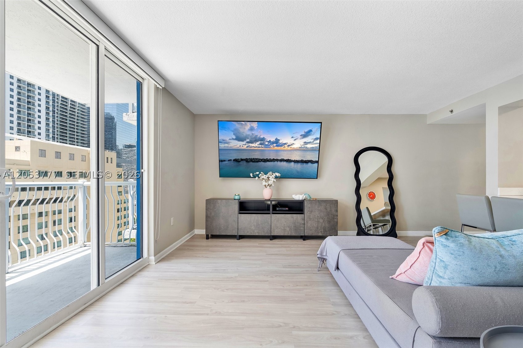 1200 Brickell Bay Dr #2423 Miami, FL 33131