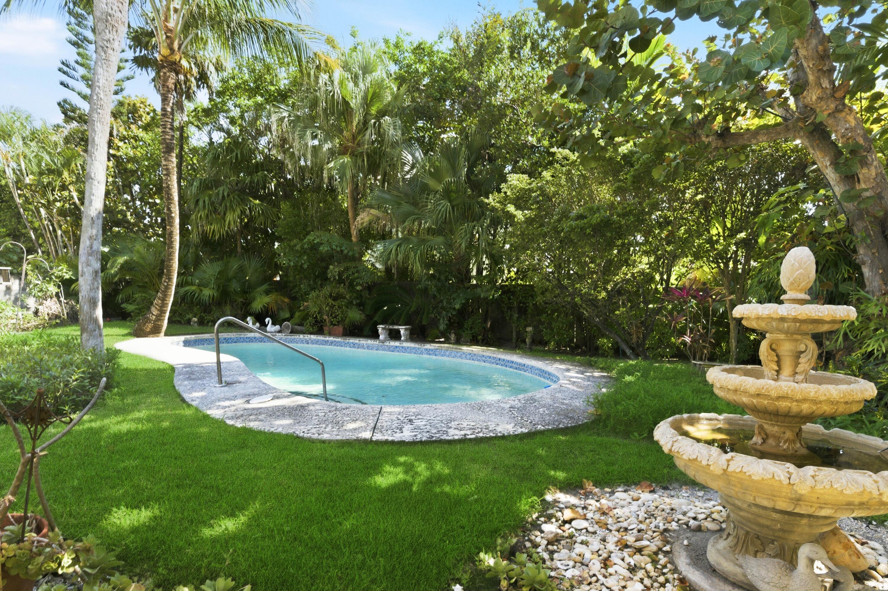 112 Algoma Palm Beach, FL 33480