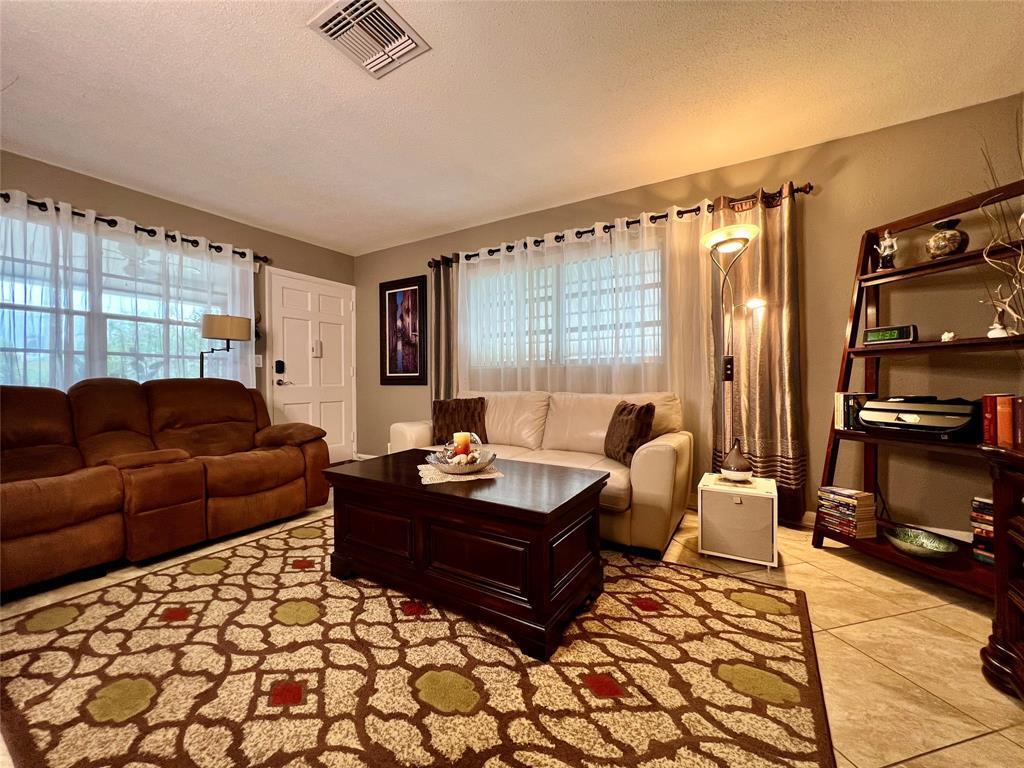 160 NE 8th #1b Hallandale Beach, FL 33009