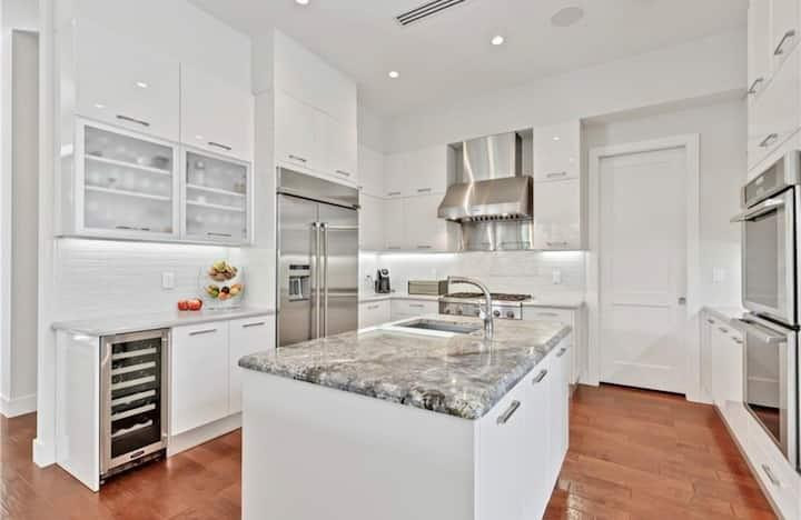 404 NE 13th Fort Lauderdale, FL 33301