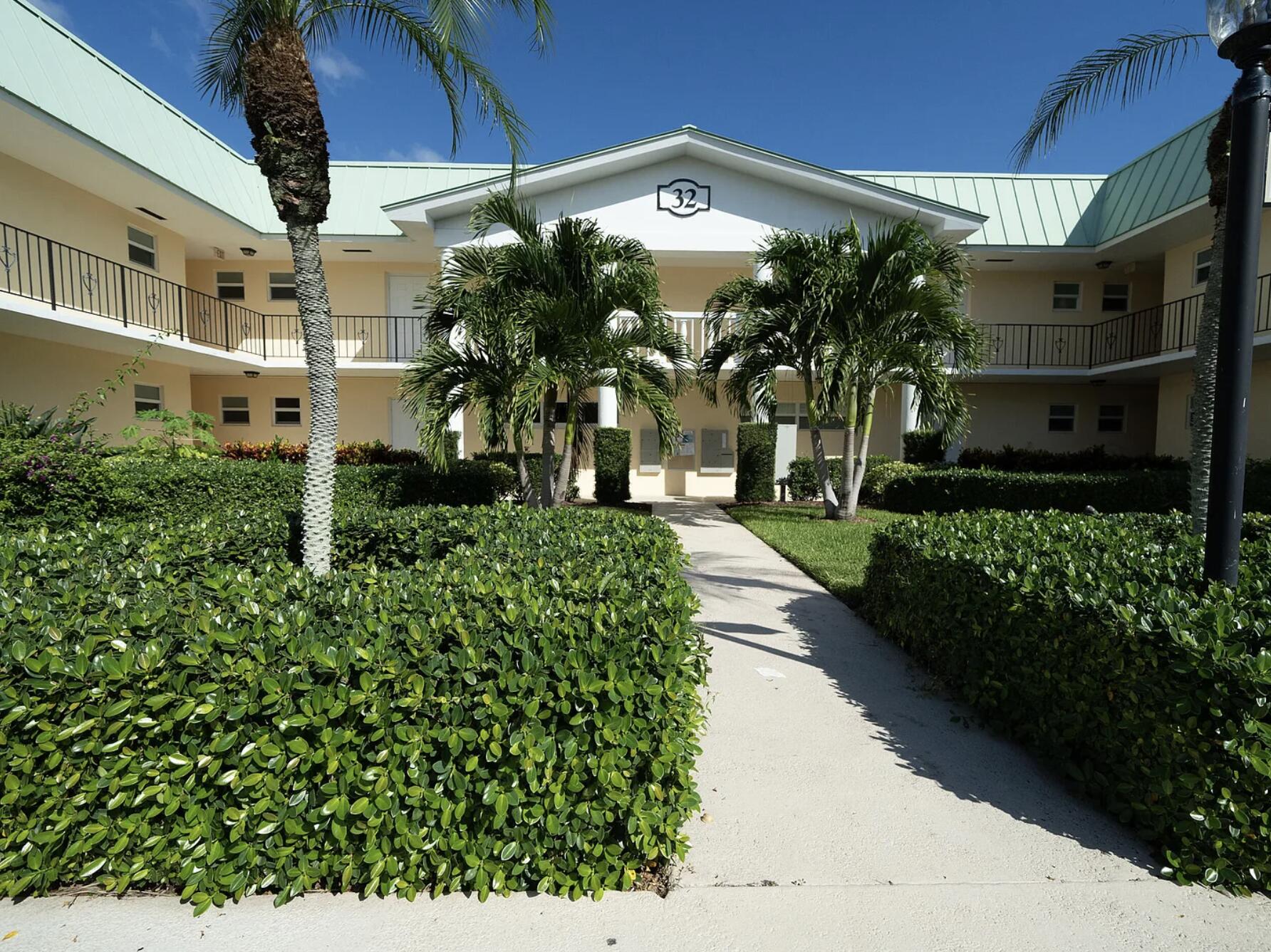 32 Colonial Clb #102
