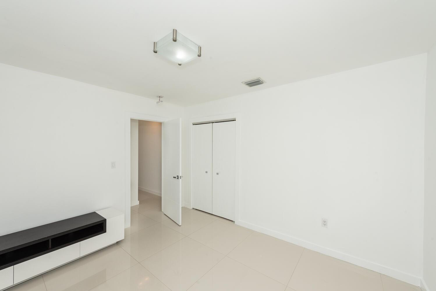 1040 N Venetian Dr Miami, FL 33139