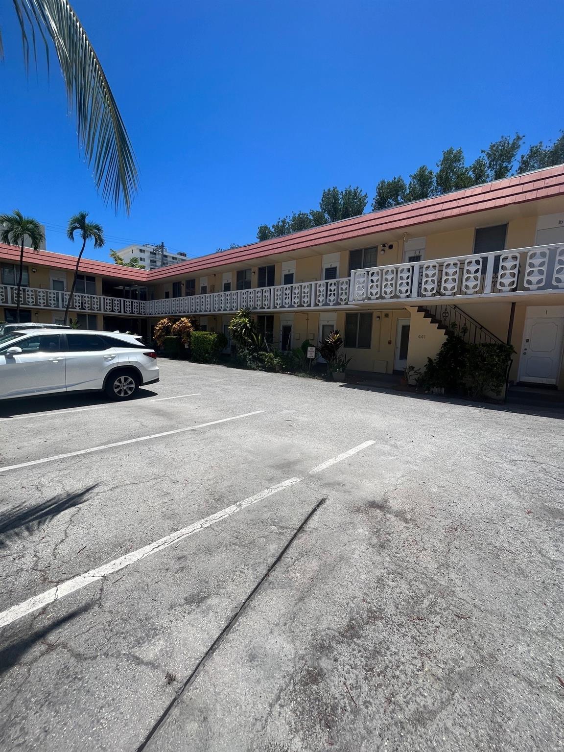 441 Collins Ave #6