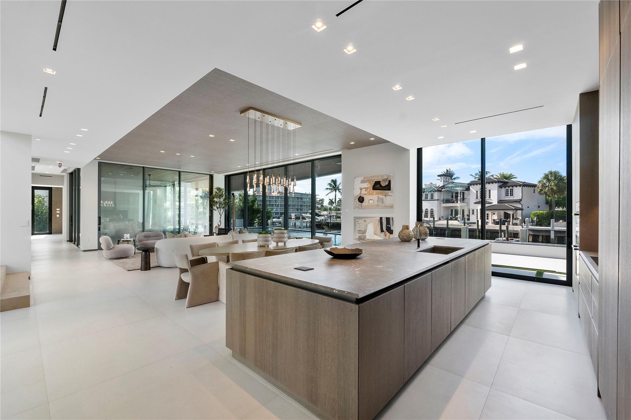 2880 NE 28th St Fort Lauderdale, FL 33306