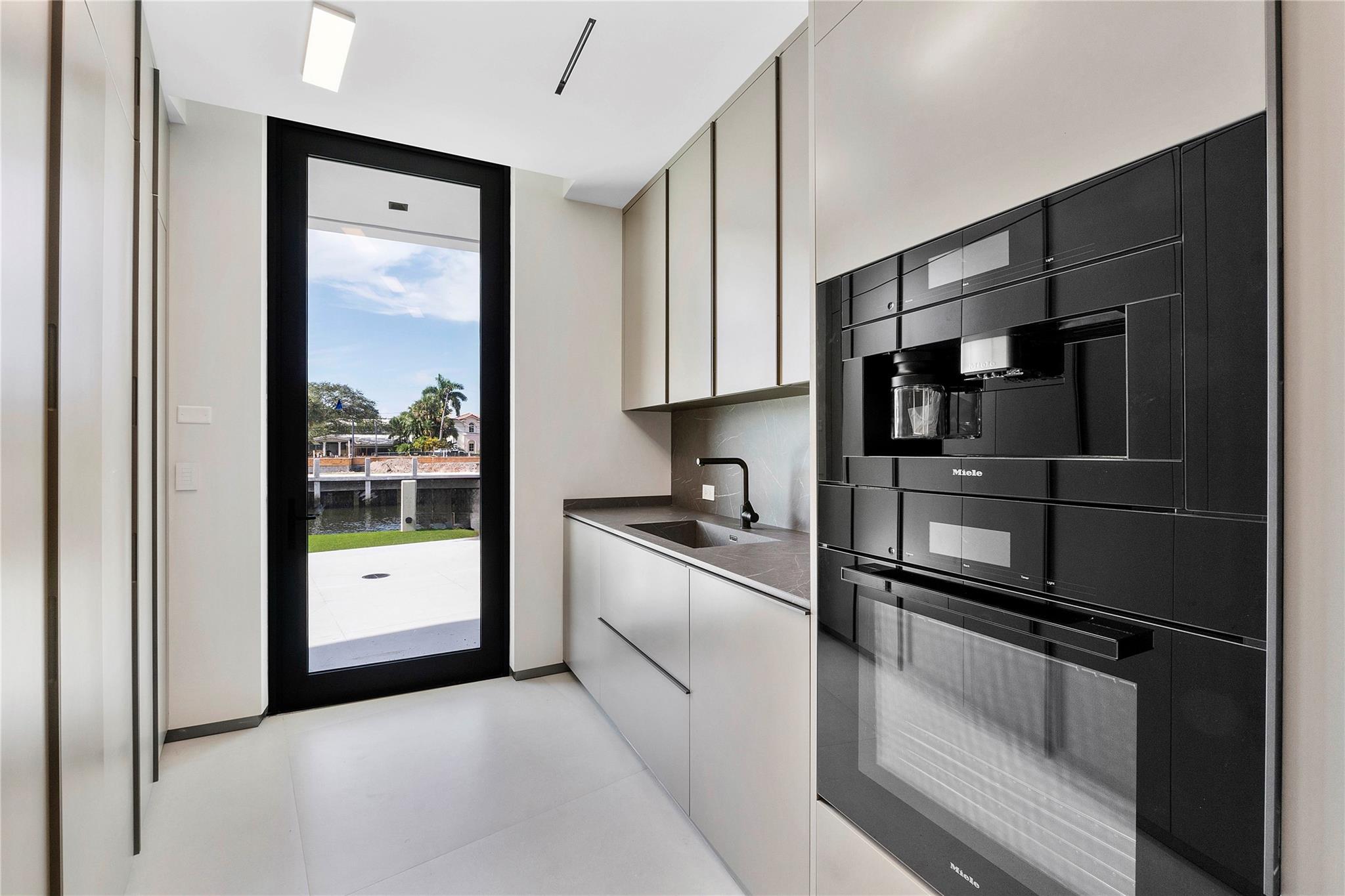 2880 NE 28th St Fort Lauderdale, FL 33306