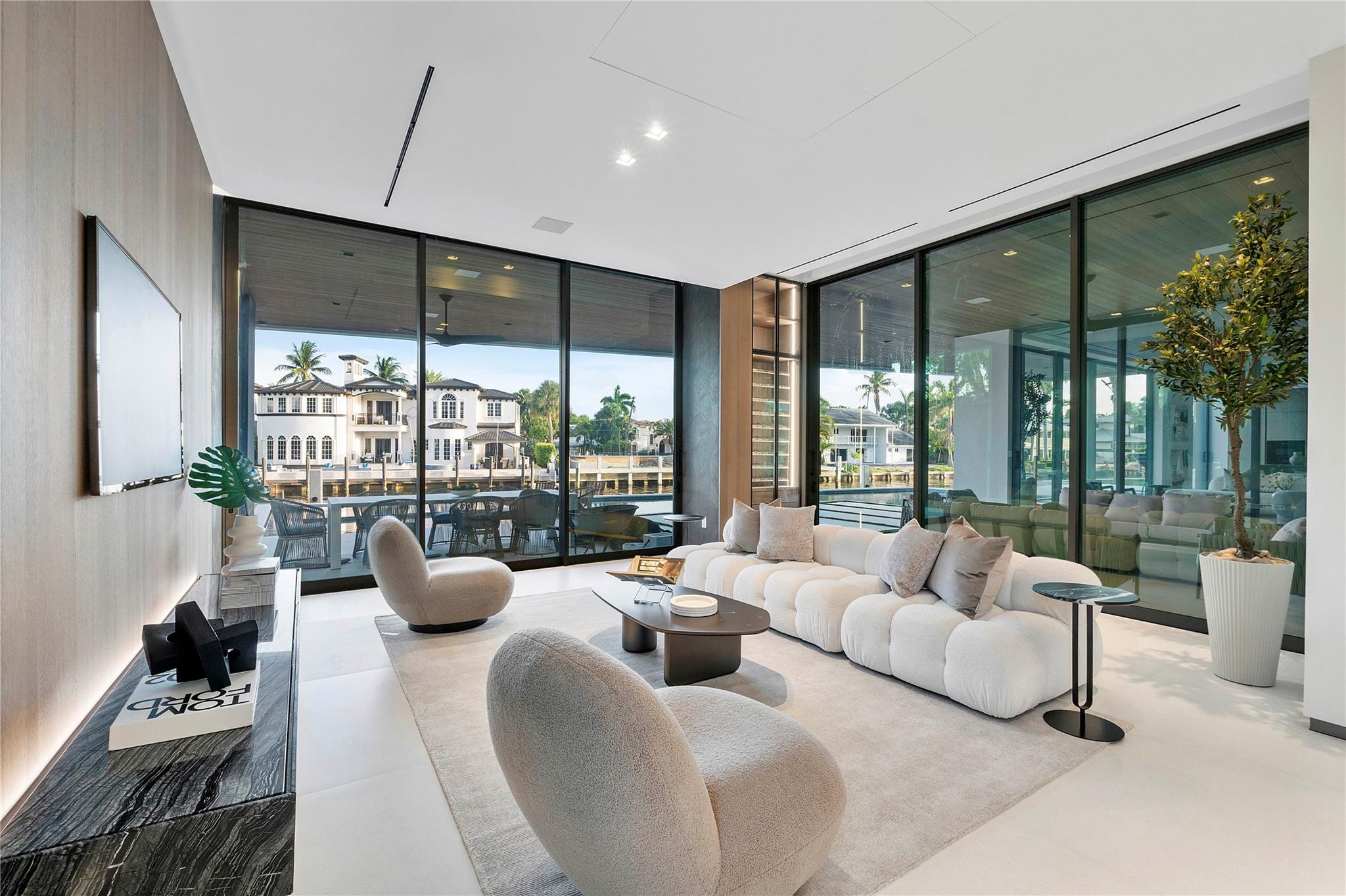 2880 NE 28th St Fort Lauderdale, FL 33306