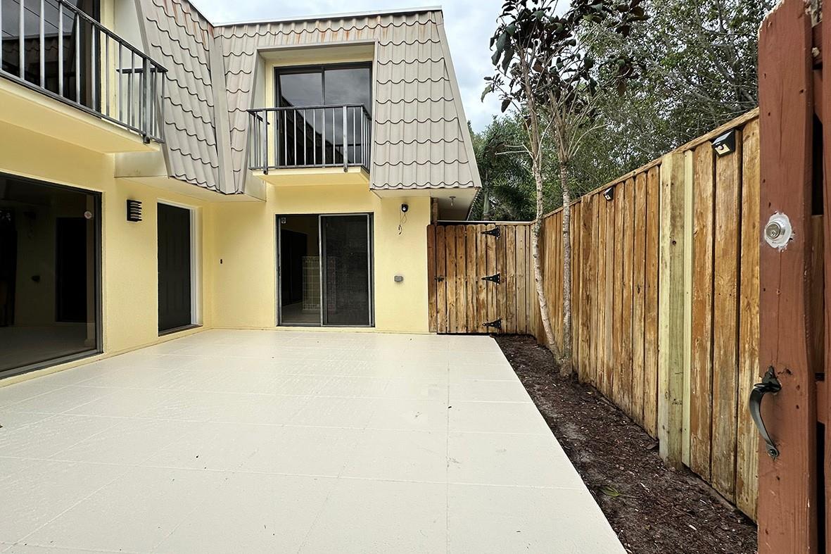 1700 Embassy Dr #402