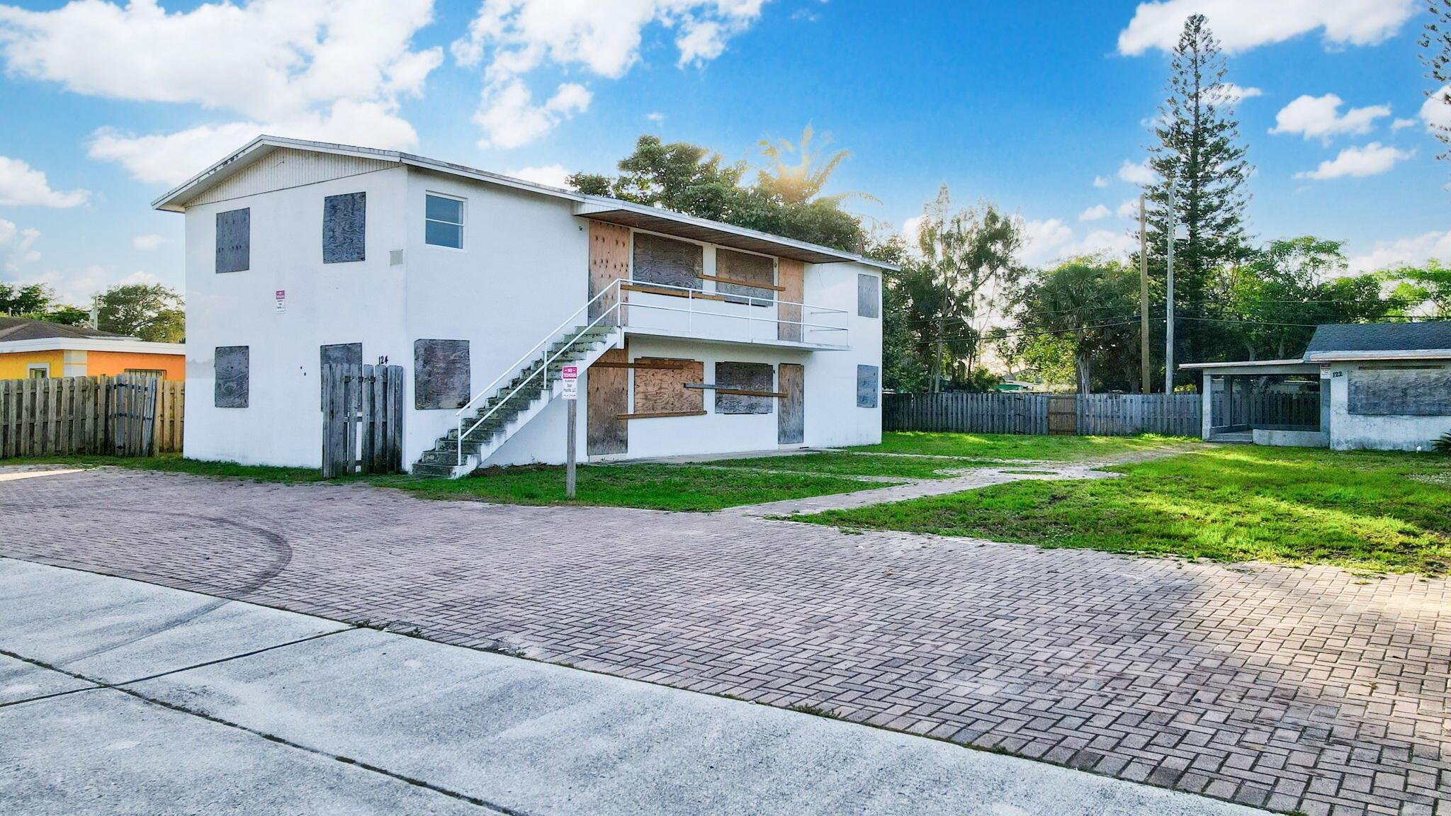124/122 SW 8th Ave Delray Beach, FL 33444