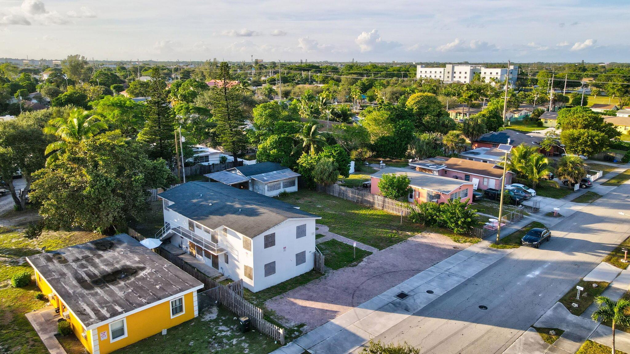 124/122 SW 8th Ave Delray Beach, FL 33444