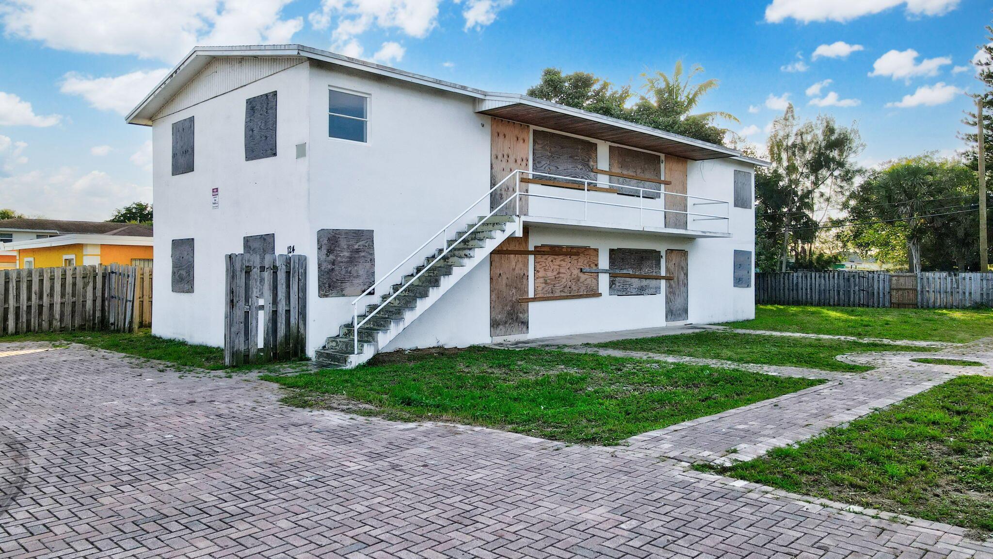 124/122 SW 8th Ave Delray Beach, FL 33444