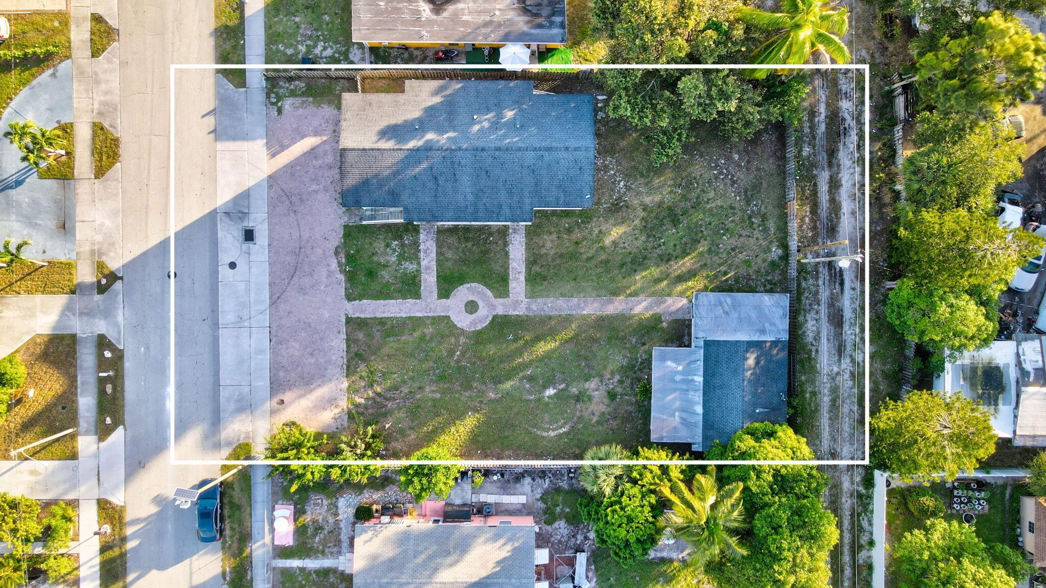 124/122 SW 8th Ave Delray Beach, FL 33444