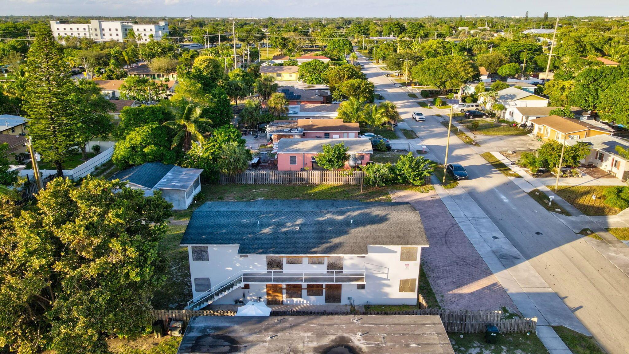 124/122 SW 8th Ave Delray Beach, FL 33444