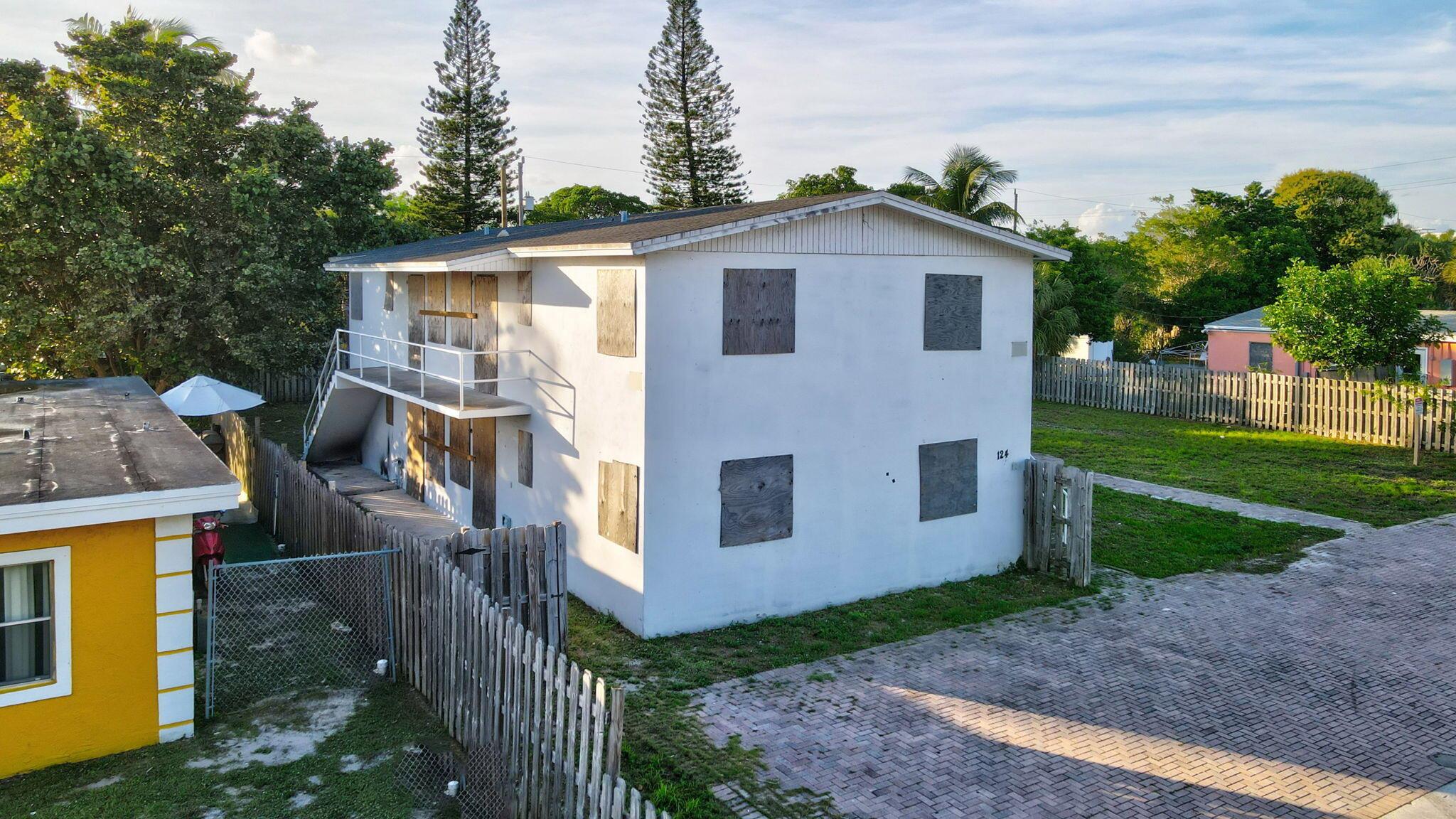 124/122 SW 8th Ave Delray Beach, FL 33444