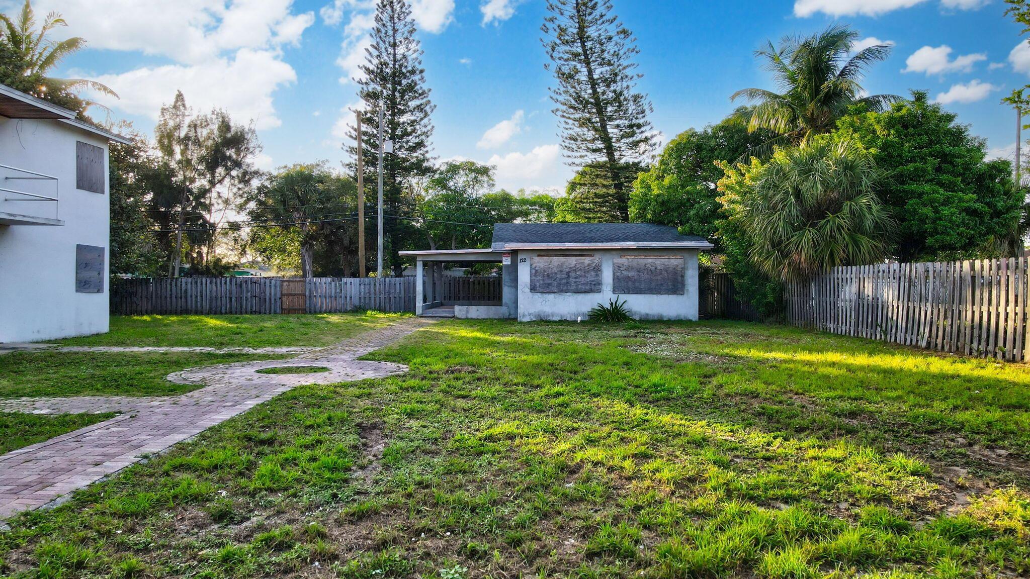 124/122 SW 8th Ave Delray Beach, FL 33444