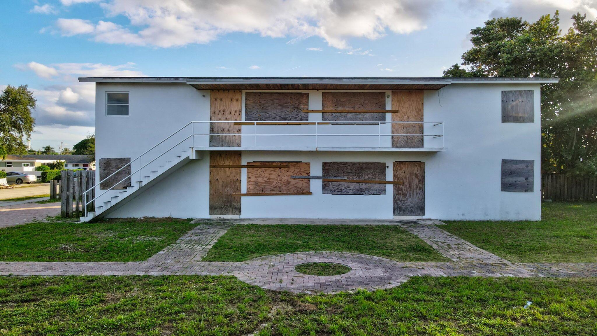 124/122 SW 8th Ave Delray Beach, FL 33444