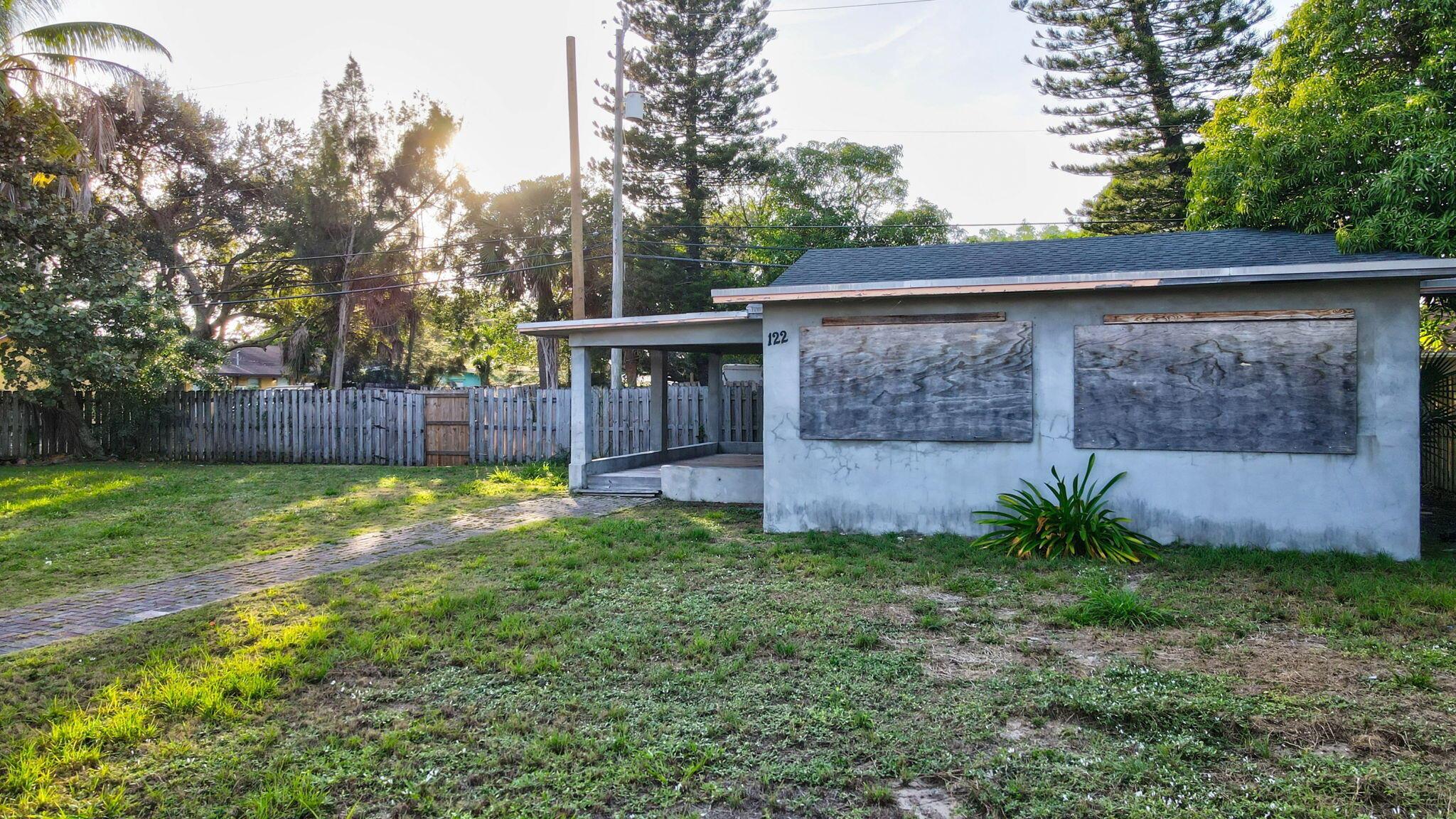 124/122 SW 8th Ave Delray Beach, FL 33444