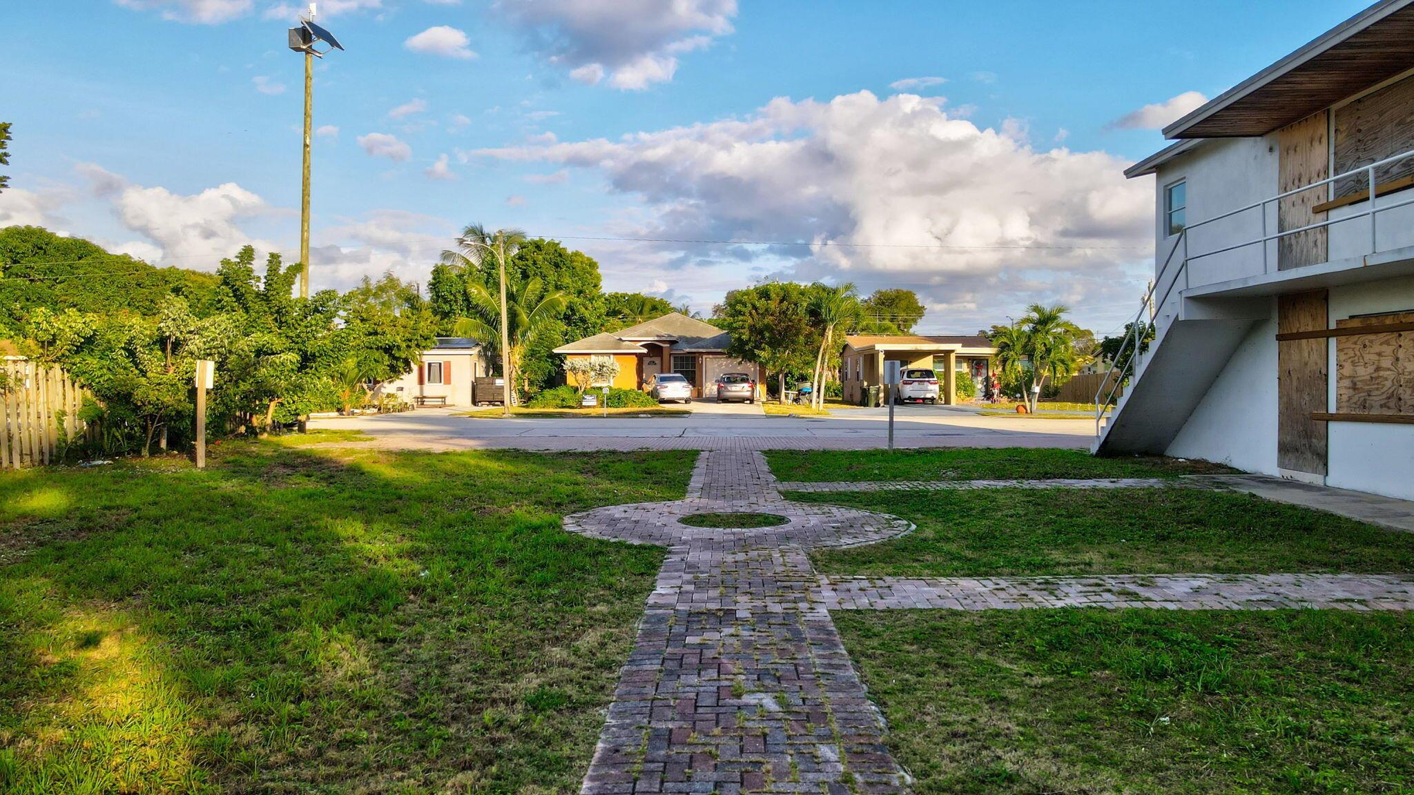 124/122 SW 8th Ave Delray Beach, FL 33444