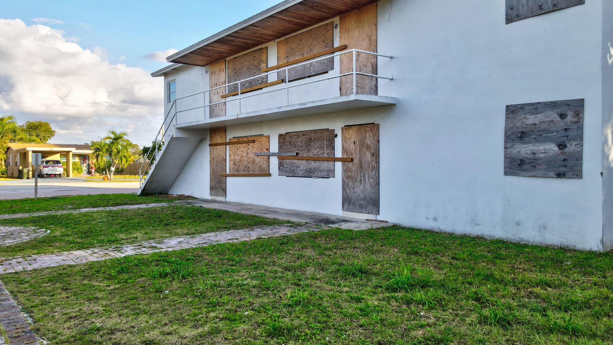 124/122 SW 8th Ave Delray Beach, FL 33444