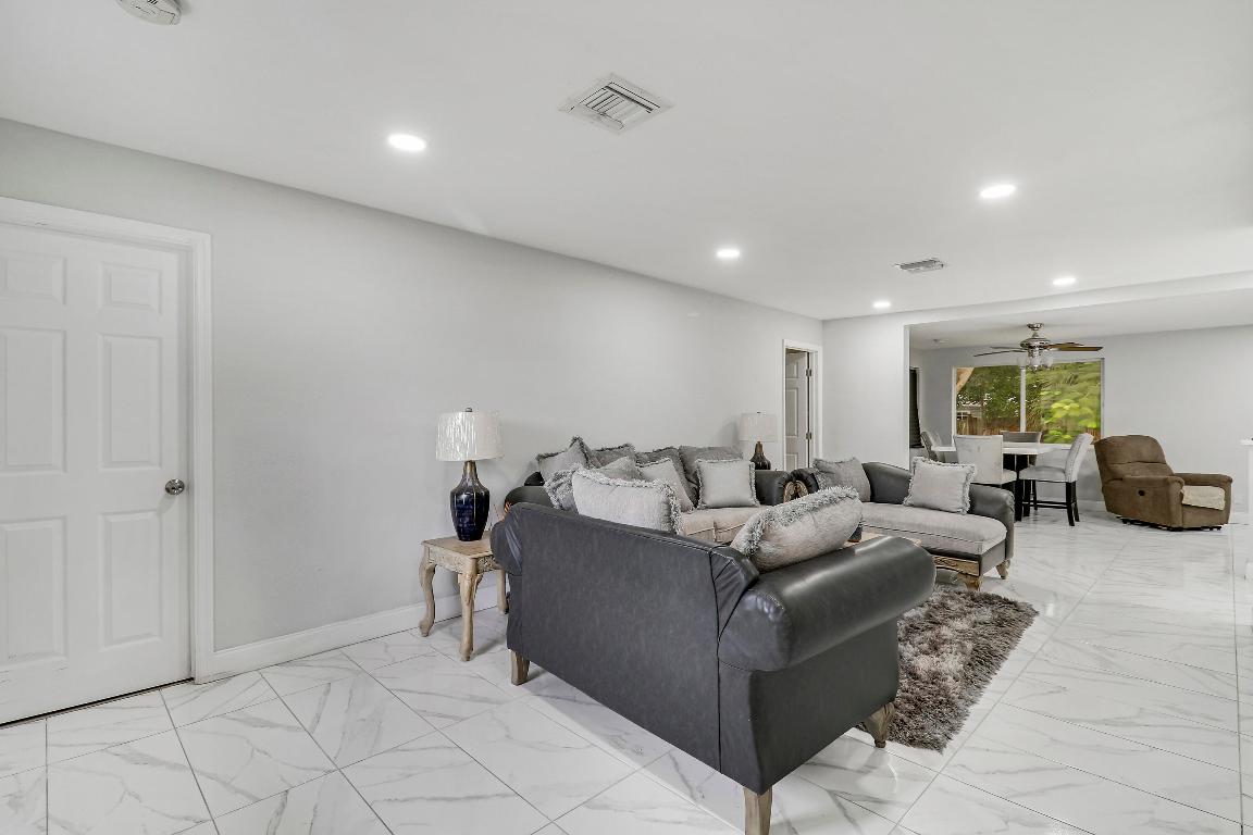 935 Orange Lake Park, FL 33403