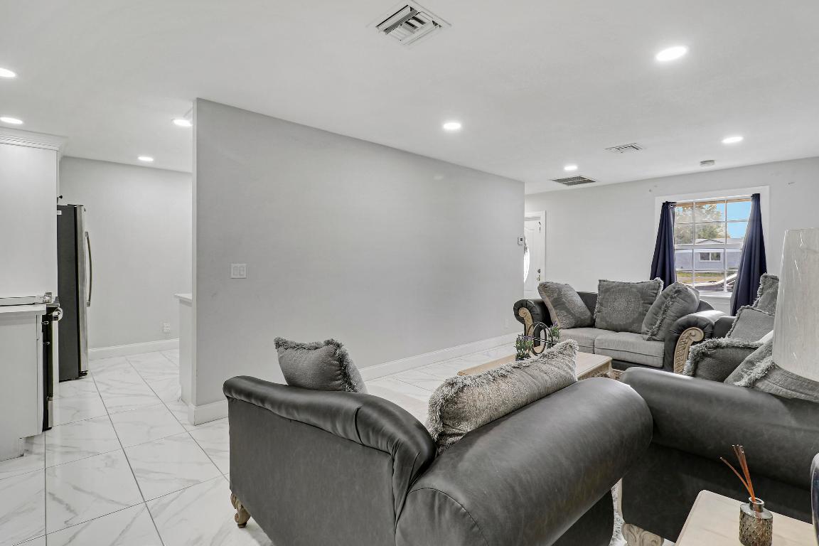 935 Orange Lake Park, FL 33403