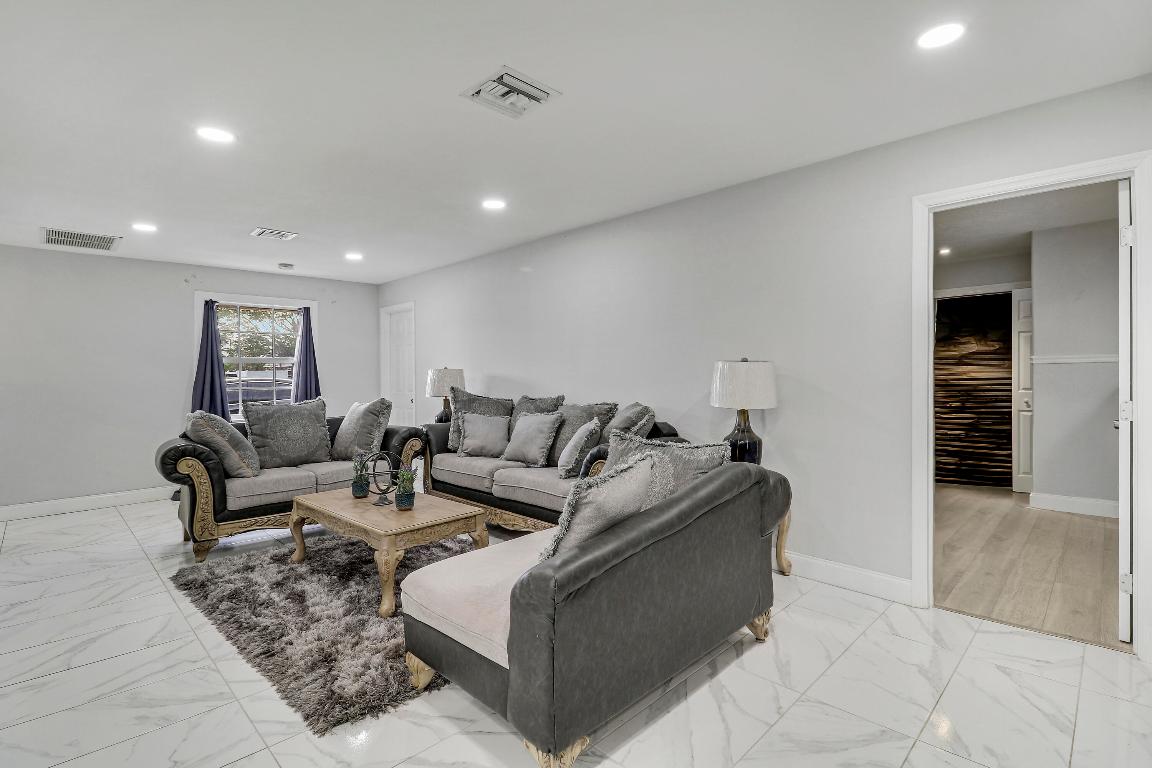 935 Orange Lake Park, FL 33403