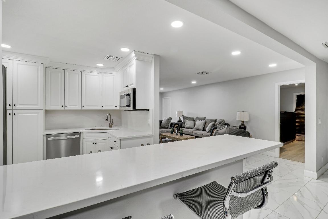 935 Orange Lake Park, FL 33403