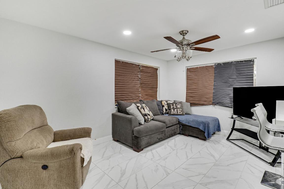 935 Orange Lake Park, FL 33403