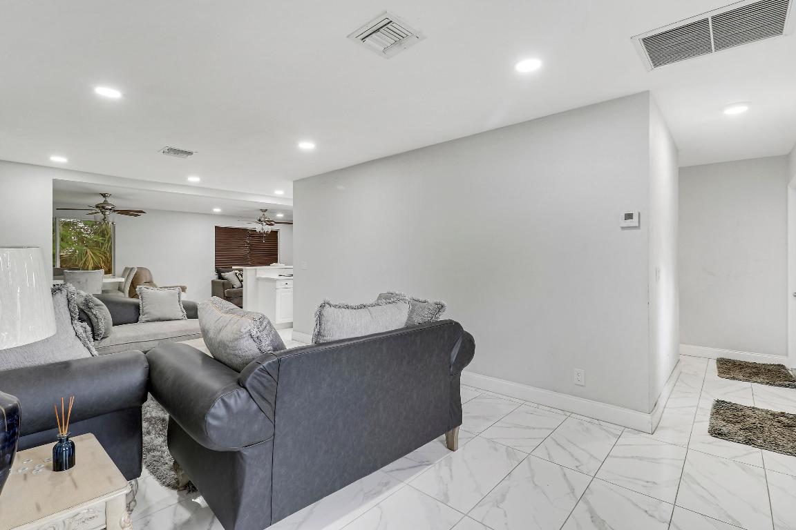 935 Orange Lake Park, FL 33403