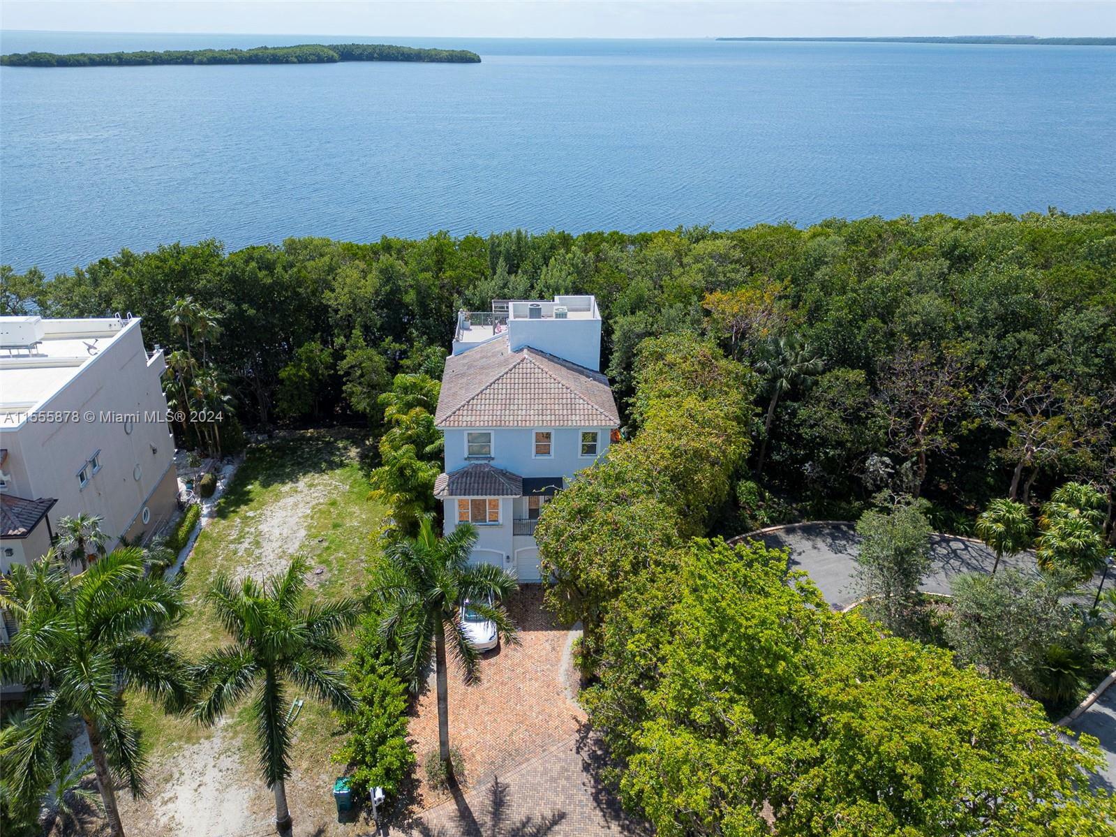 5867 Paradise Pt Dr