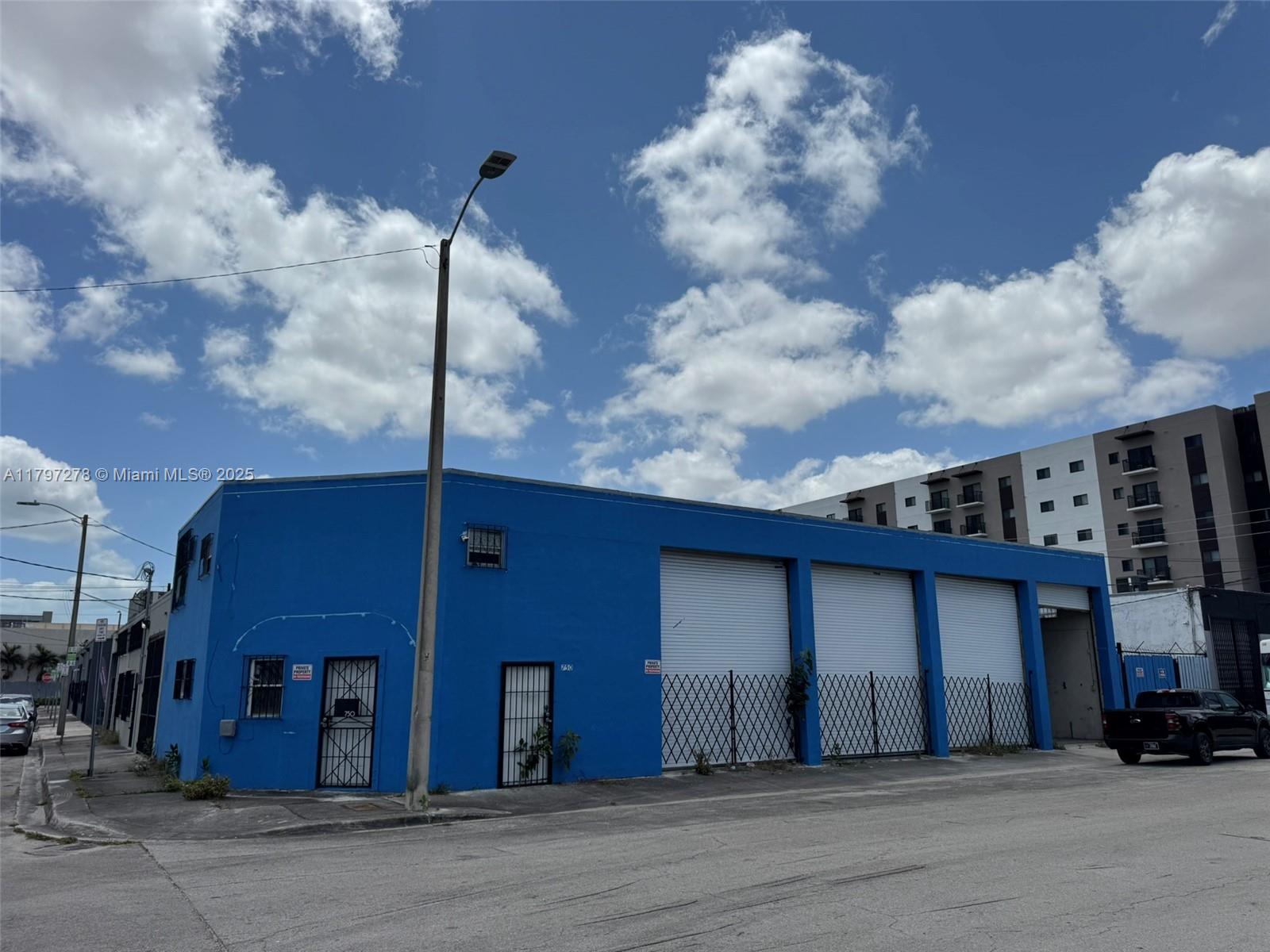 748 NW 24th St Miami, FL 33127