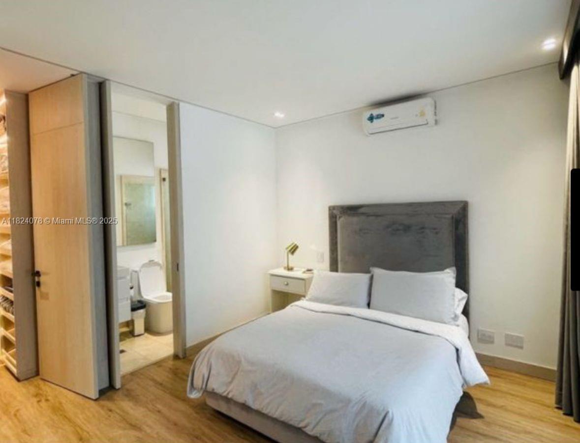 20 ST Loma Montesori Poblado Medellin Colombia Medellin, CO, 0