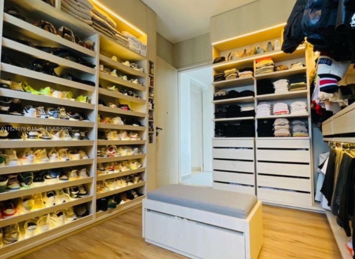 20 ST Loma Montesori Poblado Medellin Colombia Medellin, CO, 0