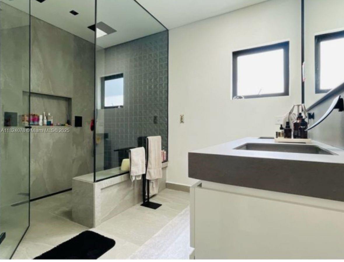 20 ST Loma Montesori Poblado Medellin Colombia Medellin, CO, 0