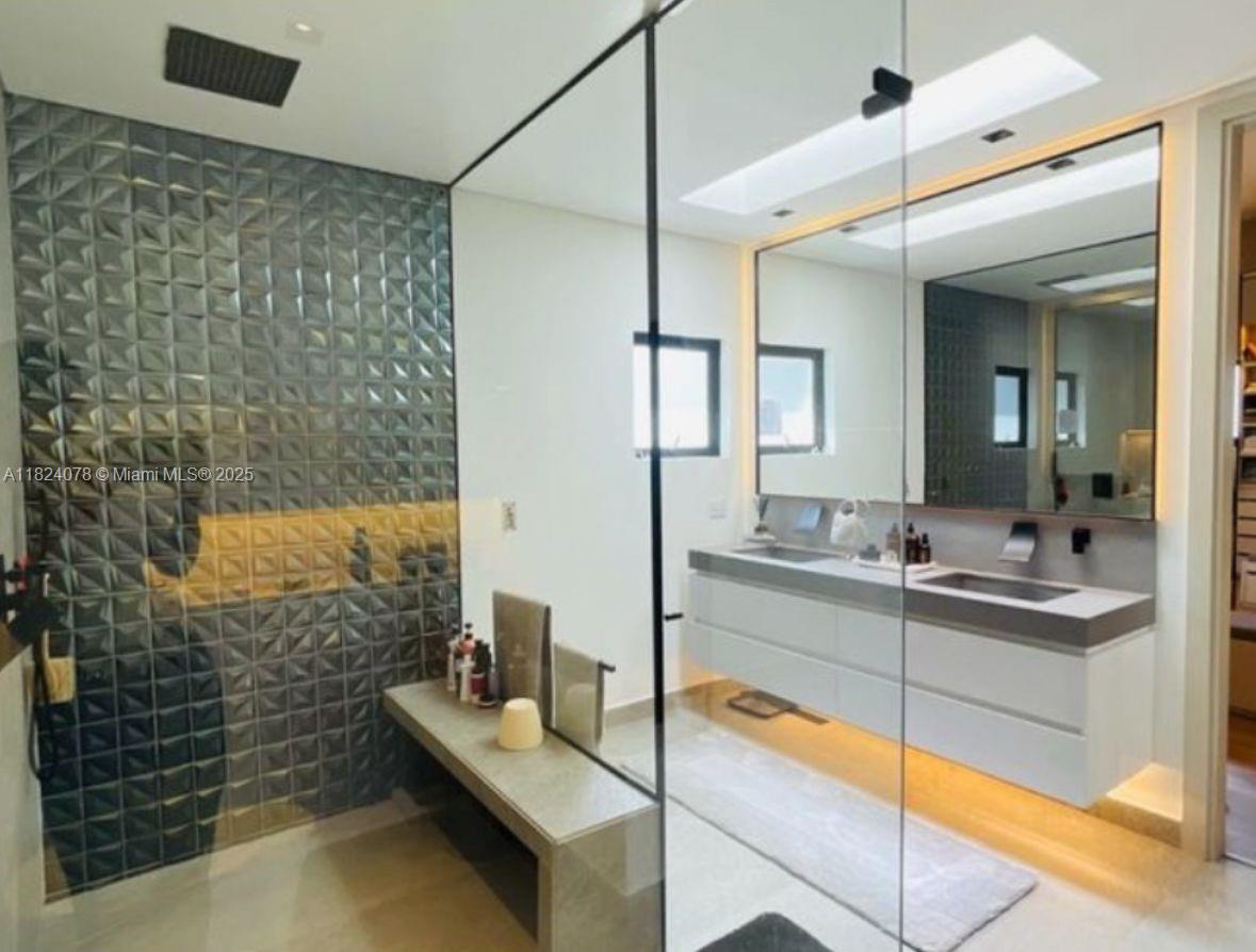 20 ST Loma Montesori Poblado Medellin Colombia Medellin, CO, 0