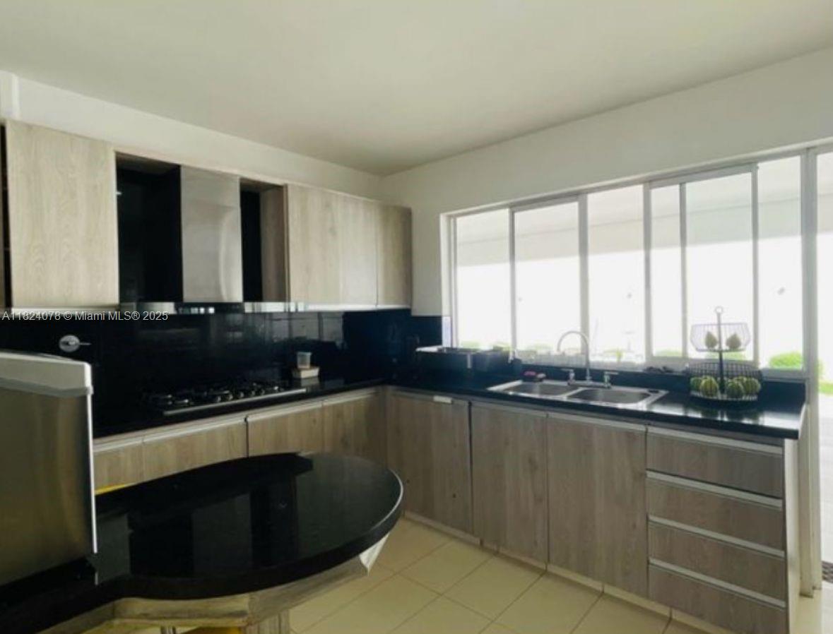 20 ST Loma Montesori Poblado Medellin Colombia Medellin, CO, 0